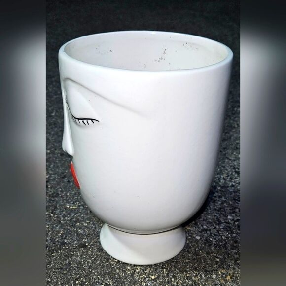 Red and White Artistic Face Vase Accents - Picture 5 of 10